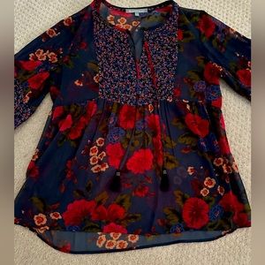 Women’s floral blouse. Excellent condition.